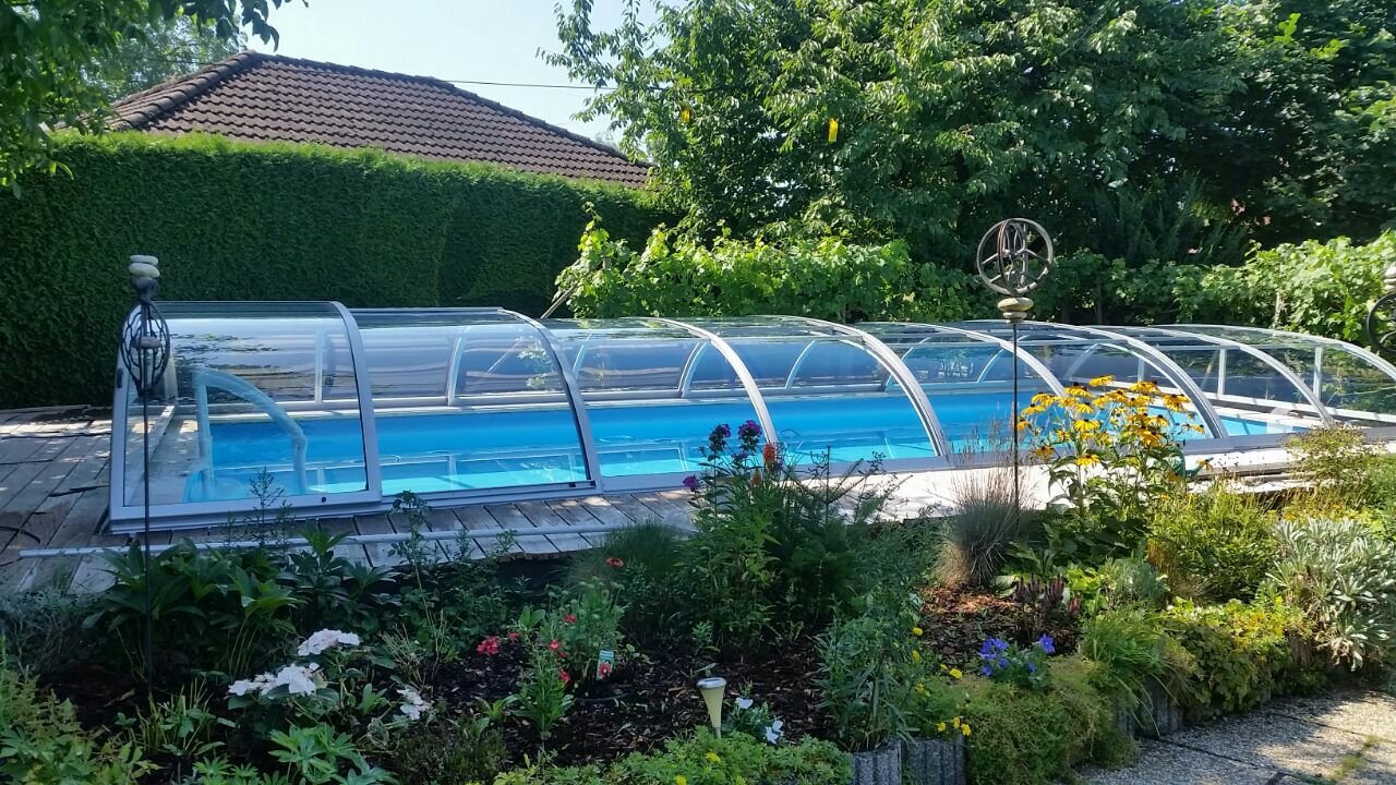 moderne Poolüberdachung aus Marchtrenk